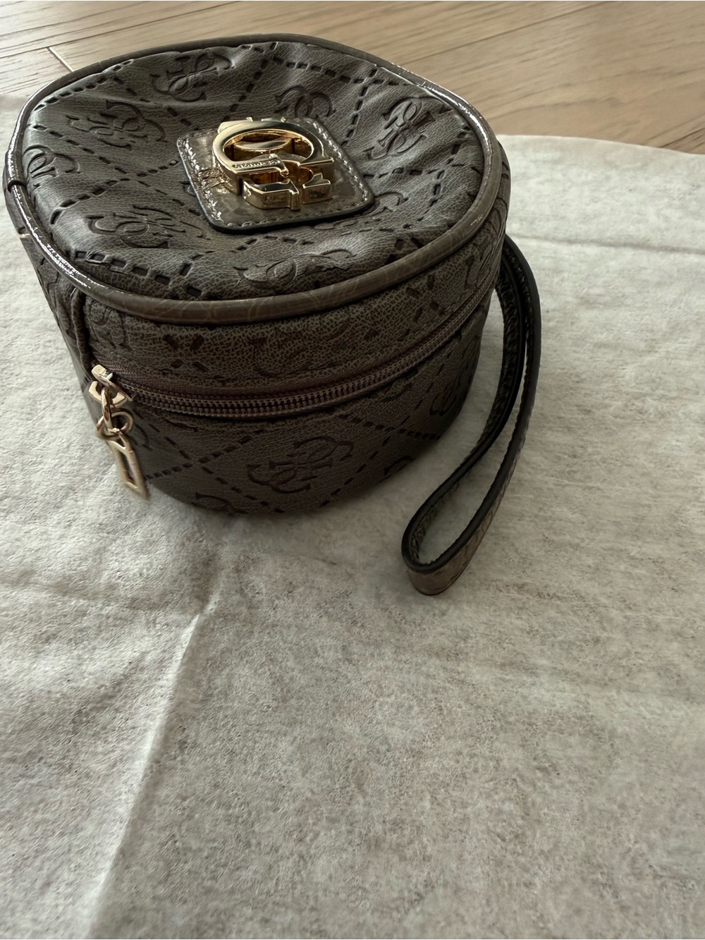 GUESS - Monogram Round Wristlet Travel jewellery case